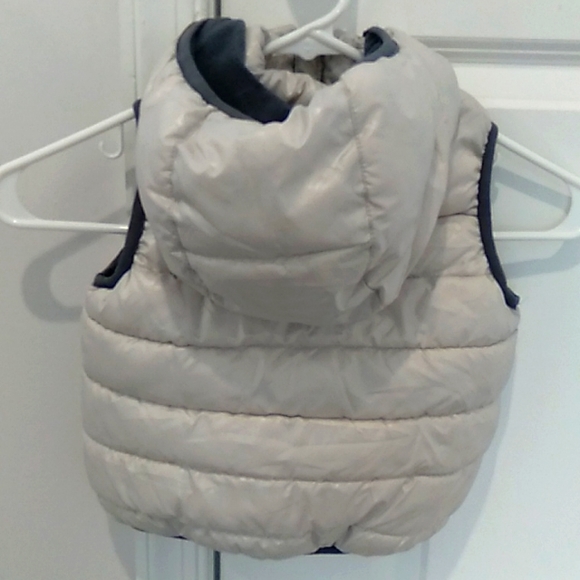 Zara 12-18 month puffer vest off white shimmer with grey detail - Picture 2 of 4